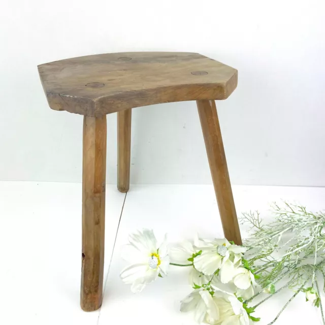 Ancien tabouret tripode en bois massif - Très beau travail artisanal