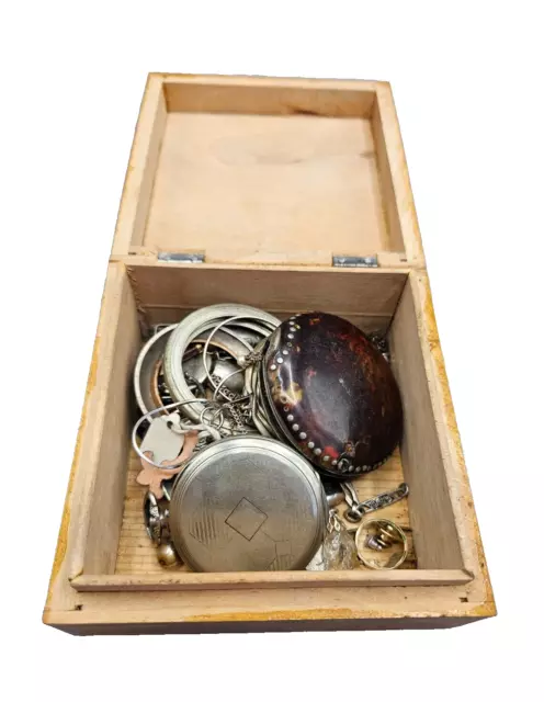 Antike Holzbox mit Versilberten Objekten