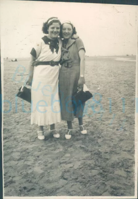 1930s Duke of Wellington Rgt LC Soldier on leave women Blackpool beach