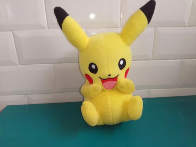 Peluche Pokémon Pikachu Tomy 20 cm