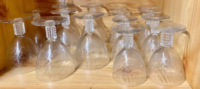 8 anciens verres à vin et 8 verres a eau en cristal gravé