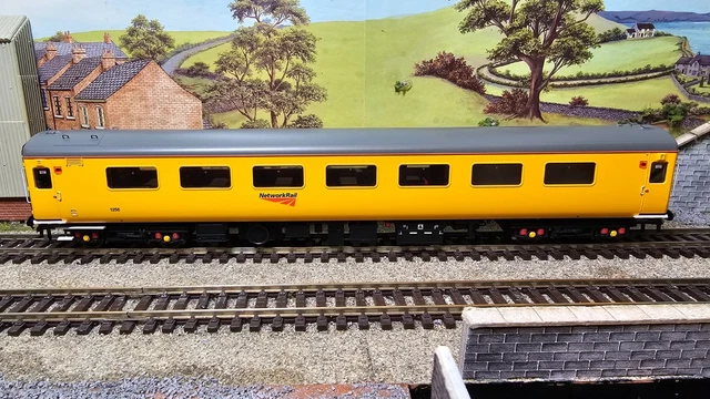 Mk2f Rfb 39-689 BACHMANN BR MK2F (EX-RFB) Staff Coach Network Rail Yellow £75.00 ...