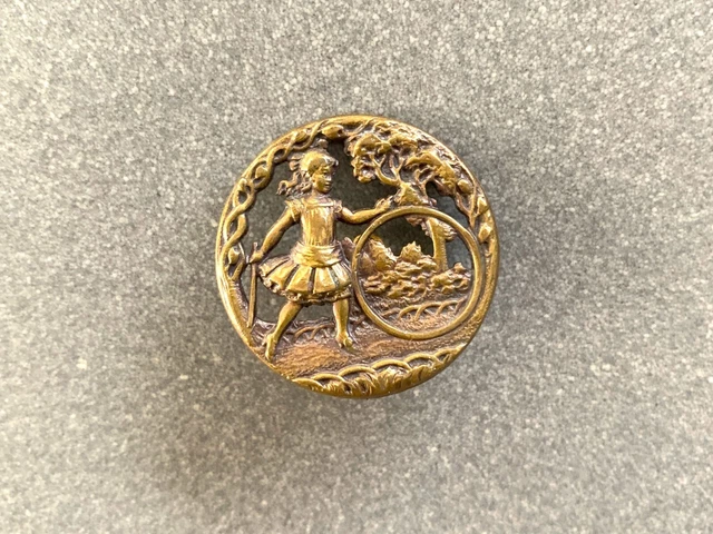 XIXème - Bouton en Métal, Laiton - Jeune fille au cerceau - Vêtements, Ancien