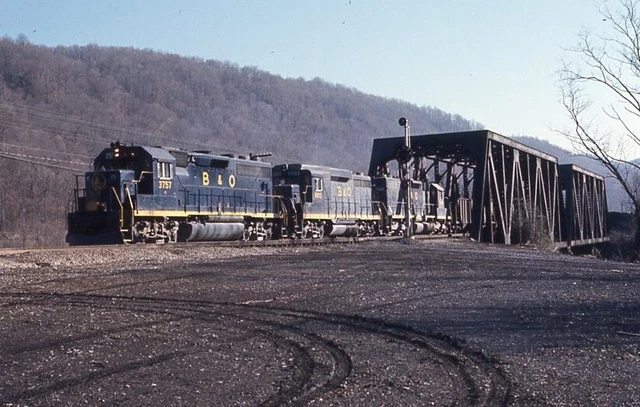 B&O GP40 - Number - 3757 + 2 w/Train - ORIG - ER - ralx620
