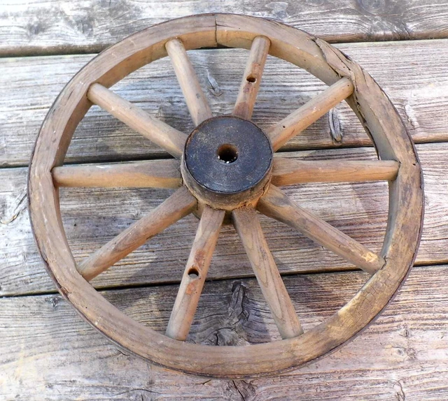 altes Wagenrad, Leiterwagenrad aus Holz - 40 cm Ø