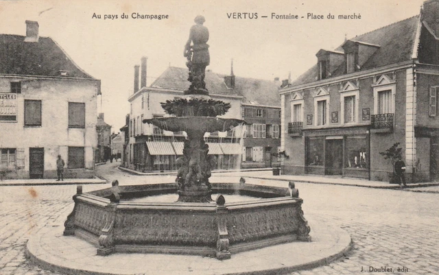 CPA 51 in the Pays du Champagne VIRTUS Fontaine Place du Marché