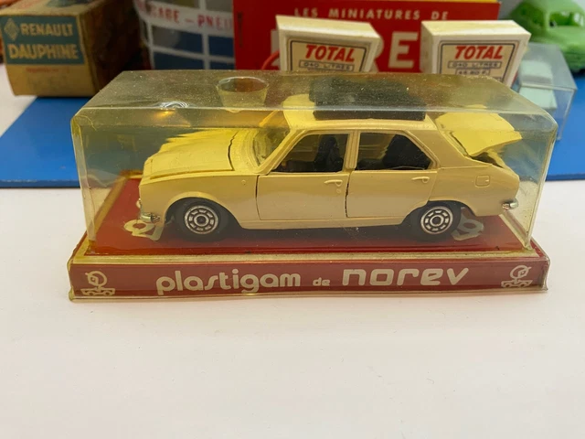 Ancienne voiture les miniatures de norev 404 peugeot