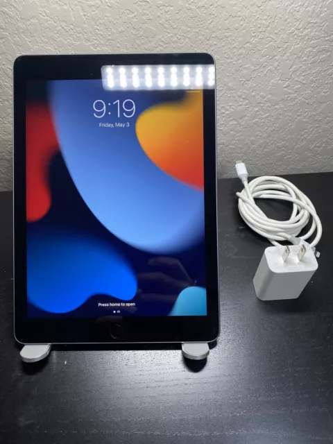 Apple iPad 6th Gen 32GB 9.7in A1954 Excellent Condition With Charg Wifi