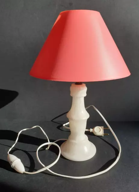 Pied de lampe en albâtre blanc avec abat jour rose, années 1950, bon état.