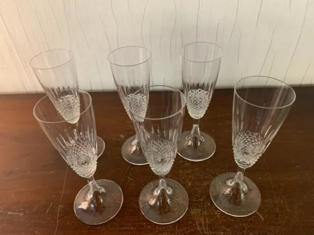 7 flûtes à champagne modèle taillé diamant en cristal Lalique (prix à la pièce)