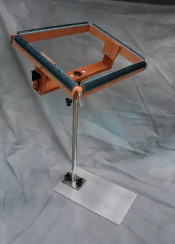 Base de piso de metal para enganchar alfombra solamente - no viene con parte superior