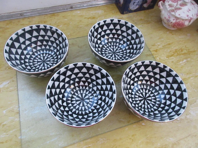 Thyme and Table Set 4 Soup Cereal Bowls Black and White Medallion Stoneware 