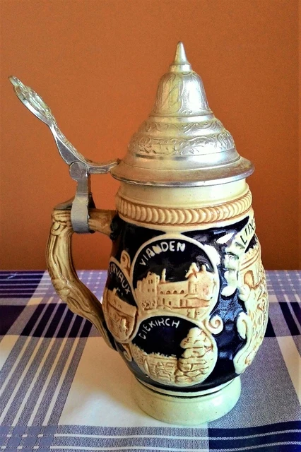 Antigua Jarra De Cerveza Alemana Con Dibujos En Relieve Y Con Tapa De Zinc