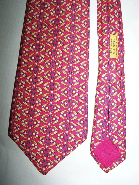 Cravate Hermès Authentique 100% Soie - Référence 7126 FA, Couleur Rouge, Occasion Excellent état