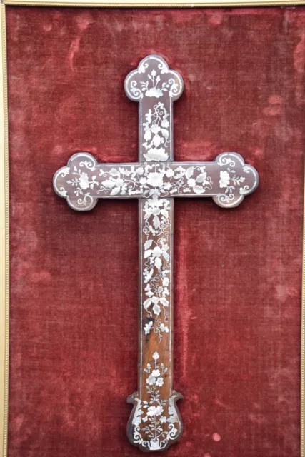 Grande croix en bois précieux , incrustations de nacre , Indochine , XIXème "