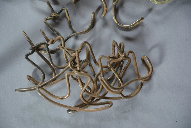 LOT 34 ANTIQUE C 1900 WARDROBE / CLOSET WIRE CLOTHING DOUBLE HOOKS (x20) 2