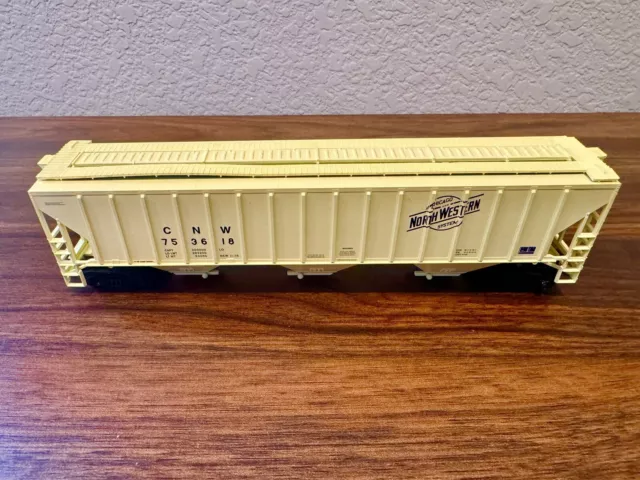 Athearn HO Scale Chicago & North Western (CNW) Covered Hopper 180014