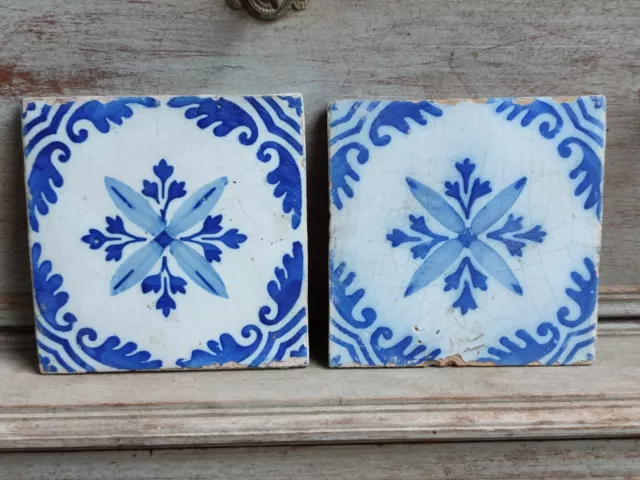 2 Anciens Carreaux En Faïence Décor Bleu 13,5 X 13,5 Cm