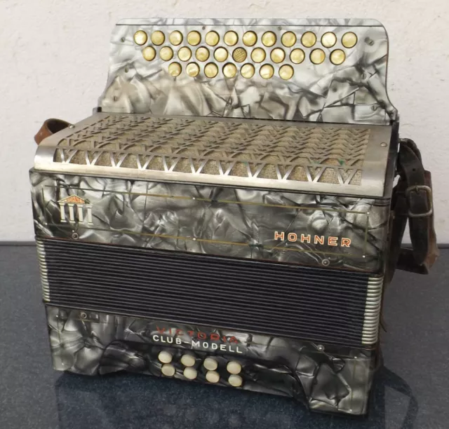 HOHNER Victoria Club Modèle Accordéon Argent Avec Ceinture Dans Valise - Pièce