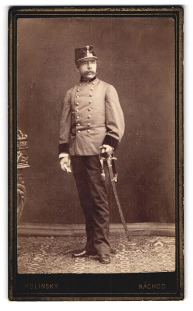 Fotografie Kolinsky, Nachod, junger K.u.K. Soldat in Uniform mit Säbel und Port