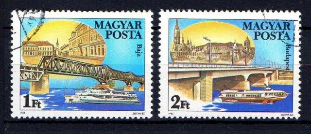 lot,série de 2 timbres stamp** Bateau pont magyar hongrie baja budapest 1985 TBE