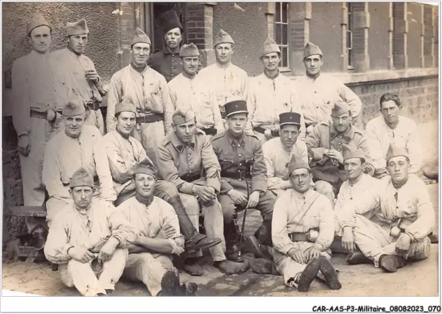 CAR-AASP3-0248 - MILITAIRE - CARTE PHOTO - militaires réunis - vendue en etat