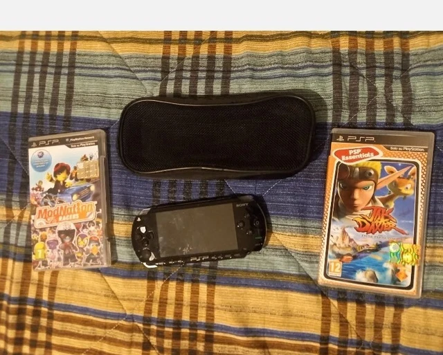 Psp con custodia + Caricabatterie e 2 videogiochi.