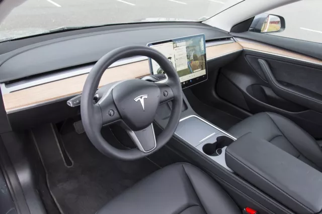 Tesla Model 3 SR+ 3