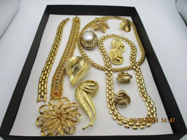 Job Lot Of 12 Gold Plate Jewellery Items, From Brooches, Up To Collar Necklaces.