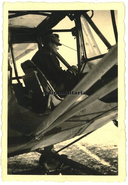 Orig. Foto Pilot in Fieseler Fi 156 Storch Flugzeug Cockpit in Ukraine 1943