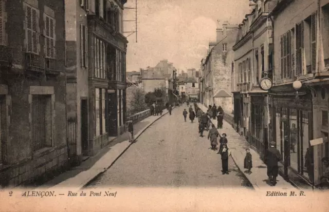 CPA 61 - ALENCON (Orne) - 2. Rue du Pont Neuf (petite animation)