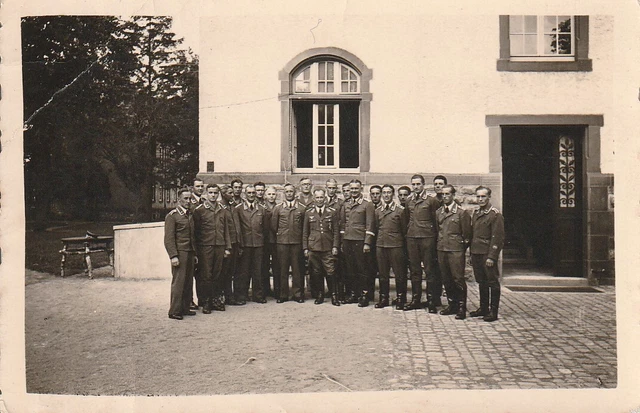PHOTO SOLDAT ALLEMAND WW2 convoi de véhicules en pause sur la route