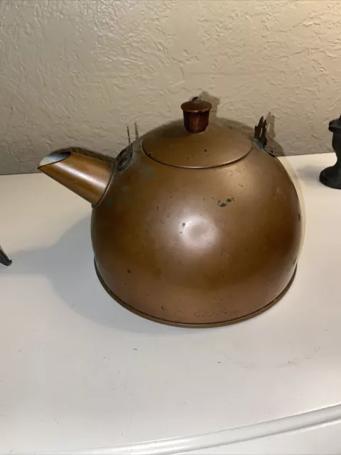 https://www.picclickimg.com/PXgAAOSwKLhkjl7l/Vintage-Revere-Ware-2-qt-Copper-Tea-Pot-Kettle.webp