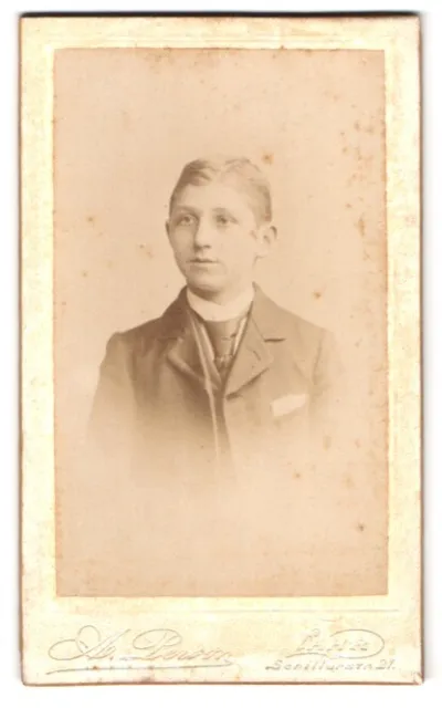 Fotografie A. Person, Lahr, Schillerstr. 21, Junger Knabe im Anzug mit gestylte