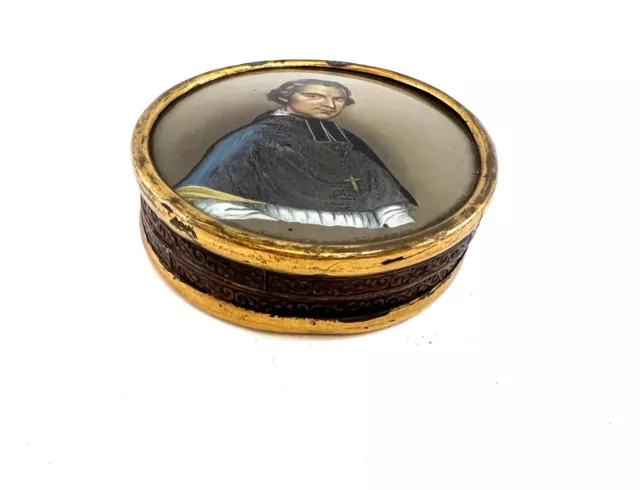 Boîte ronde miniature fixée sous verre portrait cardinal carton doré XIXème