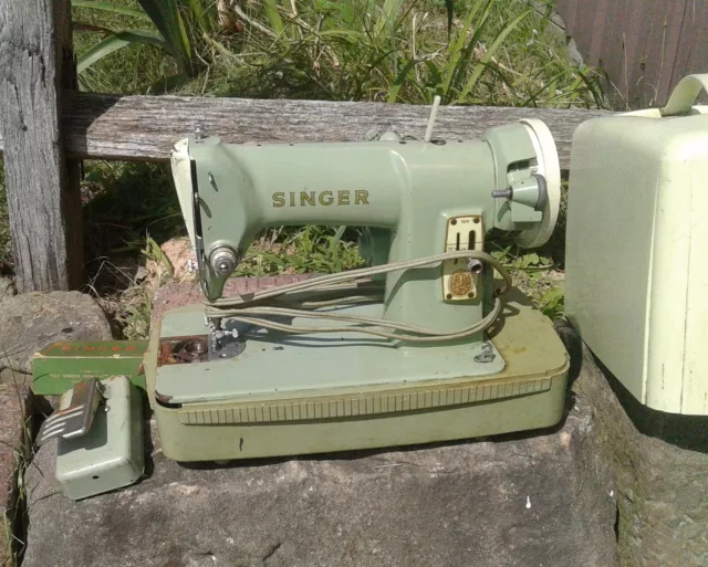 SINGER SEWING MACHINE MINT GREEN HEAVY DUTY W/CASE VINTAGE 1950s RFJ-8-8