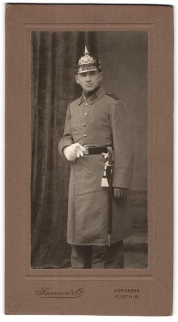 Fotografie Atelier Samson & Co., Nürnberg, Soldat in Uniform mit Pickelhaube Ba