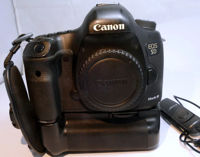 Canon EOS 5D Mark III 3 21.1MP Digital Camera Body w/ Charger  grip accessories