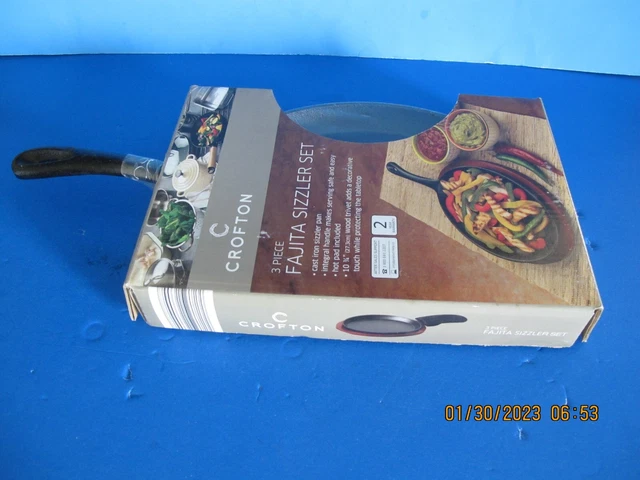 NEW Crofton Cast Iron Fajita Pan w/Wooden Plate Trivet, Hot Pad Skillet Sizzler