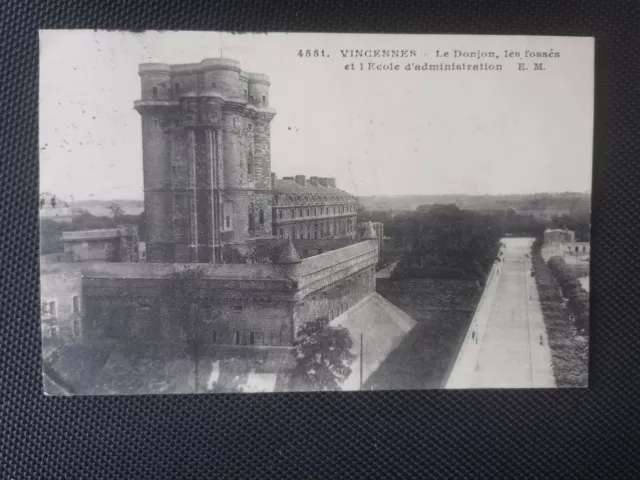 CPA 94 VINVENNES - The Donjon - Les Fossés et l'Ecole d'Administration