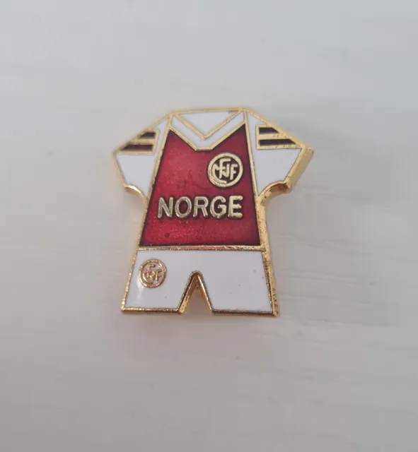 'NORGE' Norway National Team Football Kit Enamel Pin Badge - vintage rare badge
