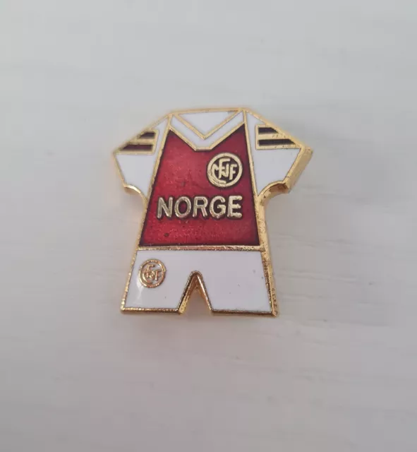 'NORGE' Norway National Team Football Kit Enamel Pin Badge - vintage rare badge