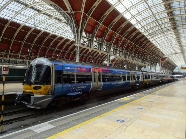 PHOTO CLASS 332 4-Car Emu No 332 002 Of Heathrow Express In Tata ...