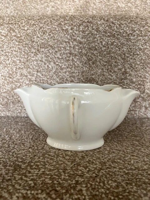 Ancienne saucière sur dormant en porcelaine de Paris avec couvercle Ancienne saucière sur dormant en porcelaine de Paris avec couvercle