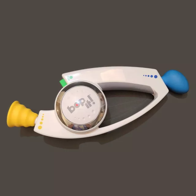 Bop It! 2008 Electronic Handheld Party Game Shout Twist Pull Multiplayer WORKS