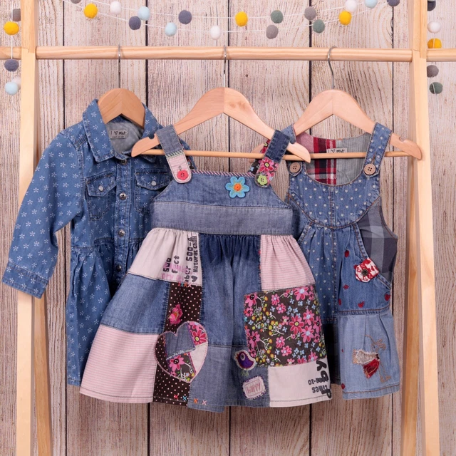 Pacchetto abito in denim NEXT per bambina 3 x 9-12 mesi applique patchwork floreale ottime condizioni