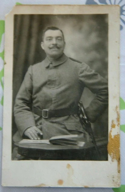 1wk Foto Soldat militär uniform stuhl 1916 messer fotoalbum Y1