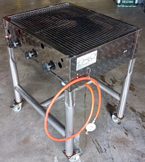 Landmann Gastrobräter mit Grillzubehör, Fettpfanne und Wärmeaufsatz.