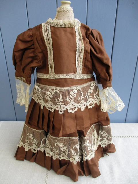 Jolie robe tissu soyeux et dentelle pour poupée ancienne