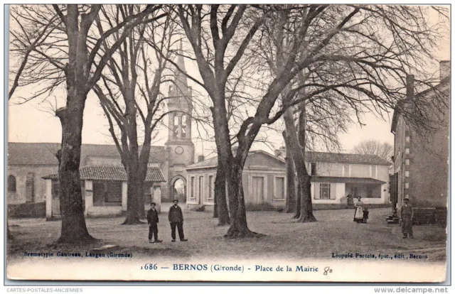 33 BERNOS - place de la mairie
